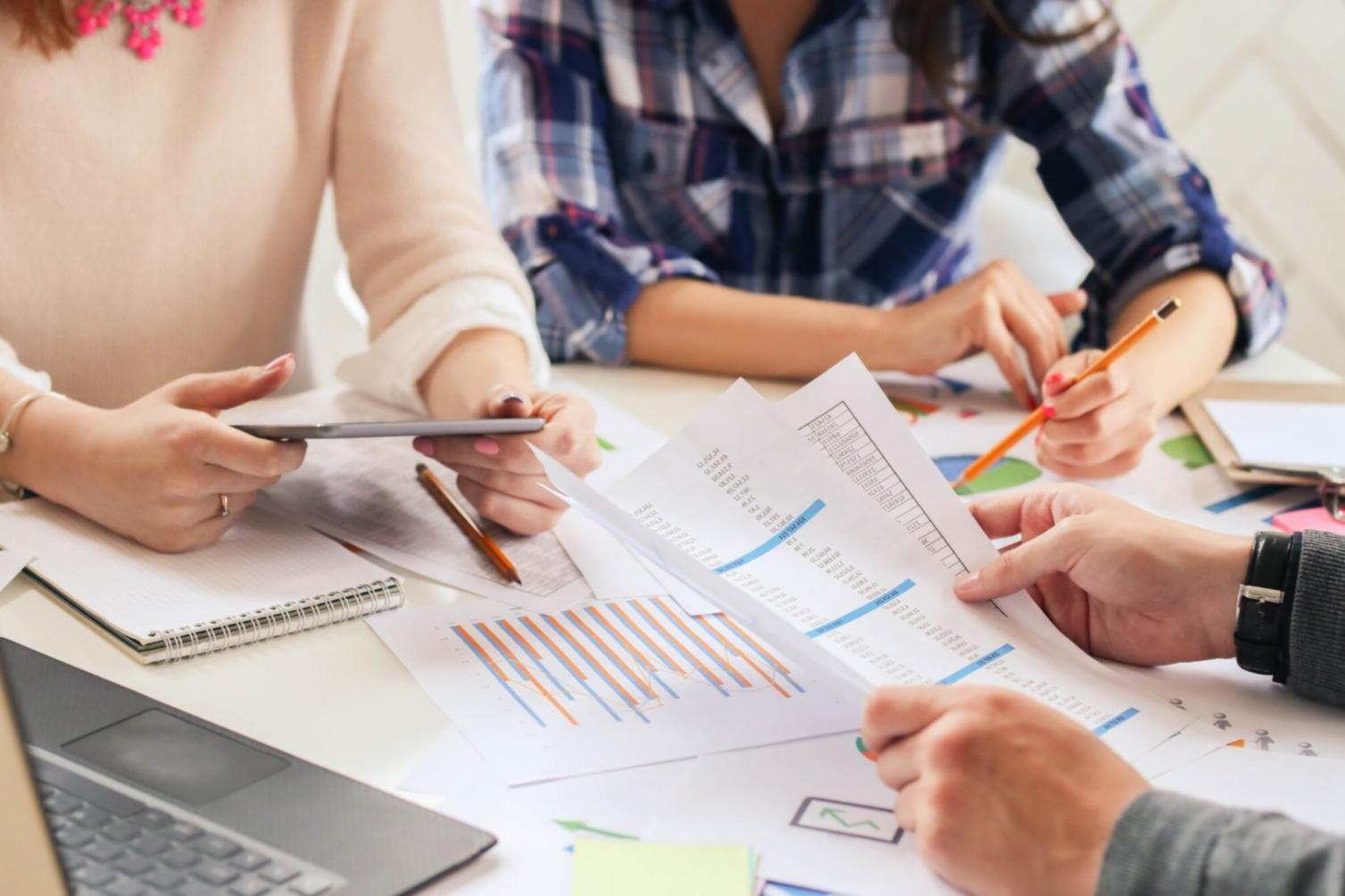 Professionnel analysant des données financières et plans stratégiques