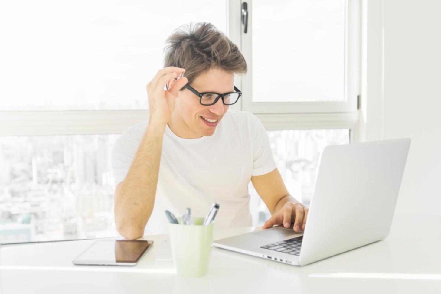 Tableau de modélisation financière avec analyses et projections
